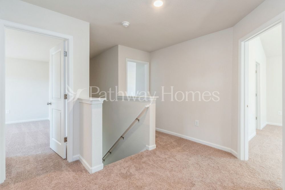 Building Photo - 102 N Sina St