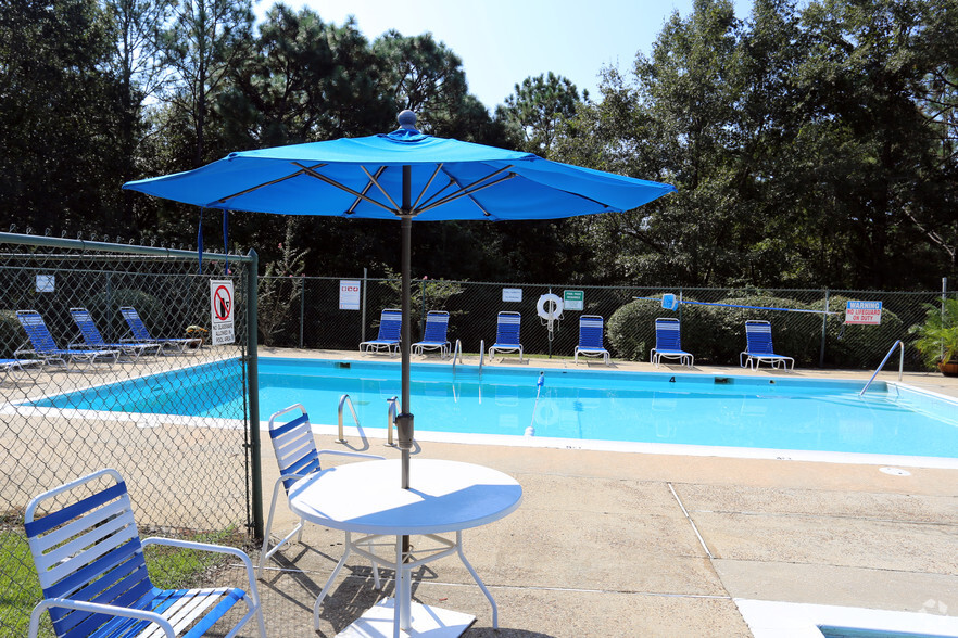 Pool/Lounge Area - Hunters Pointe