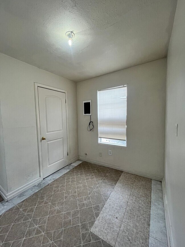 Building Photo - 206 Spruce St