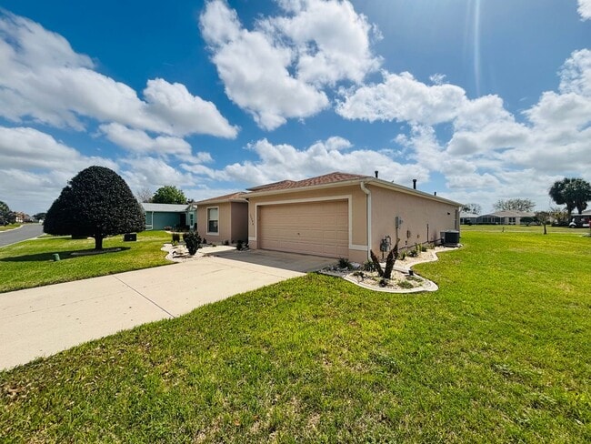 Building Photo - Furnished in gated 55+ golf community