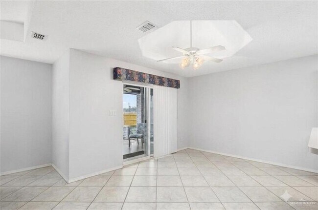 Building Photo - 1006 Lake View Dr