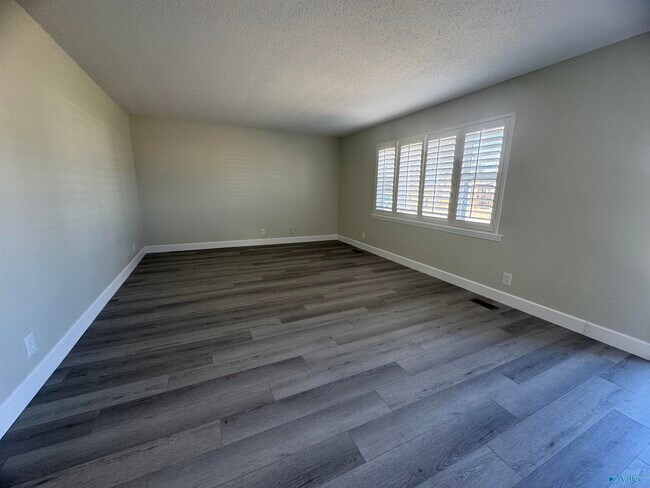 Building Photo - 9904 Willow Cove Rd SE