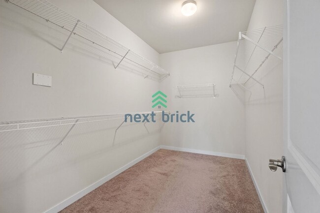 Building Photo - 5 BED & 3.5 BATH FOR RENT