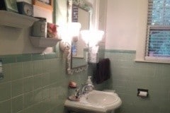 Upstairs Bath - 3613 Meadowbrook Ave