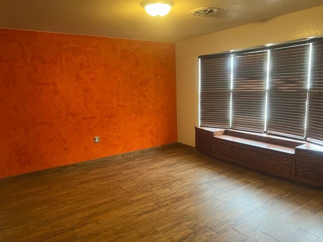 Building Photo - Beautiful Home in the Granada Hills area