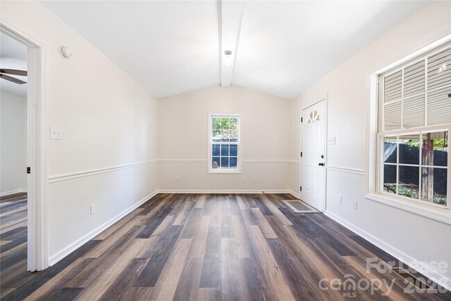 Building Photo - 203 Ewing Dr