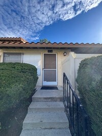 Building Photo - Bright, Updated Home Ready to Move In