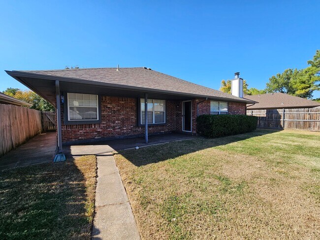 Building Photo - (3) Bed/(2) Bath in West Norman! Avail NOW!