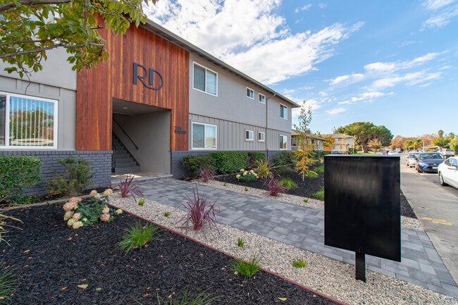 Building Photo - 2144 Royal Dr