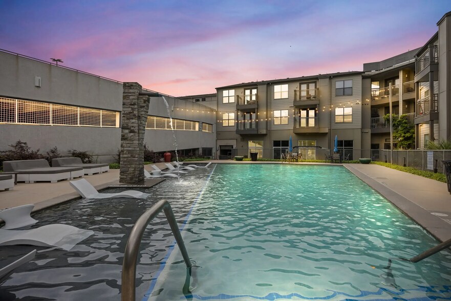 Building Photo - 810 W St Johns Ave