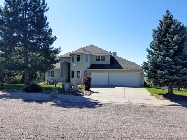 Building Photo - Welcoming 5 bed 3.5 bath South Hills Home