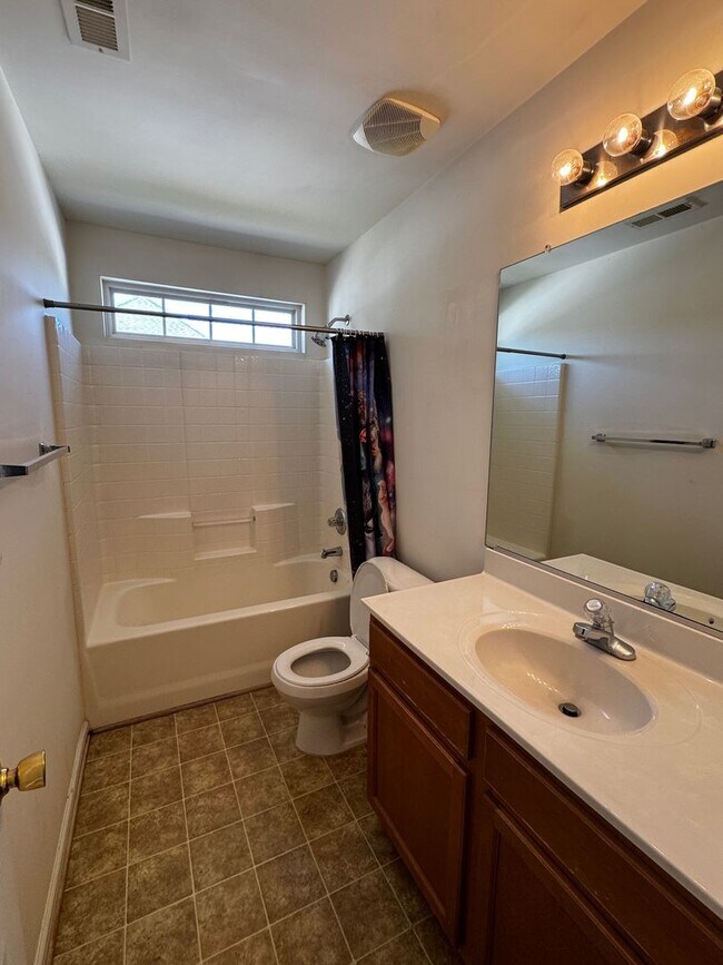 Building Photo - BEAUTIFUL OPEN FLOOR PLAN