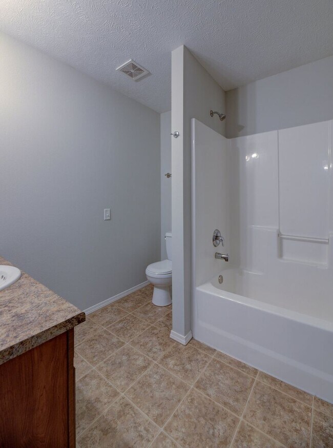 Building Photo - 3 Bedroom in Republic!
