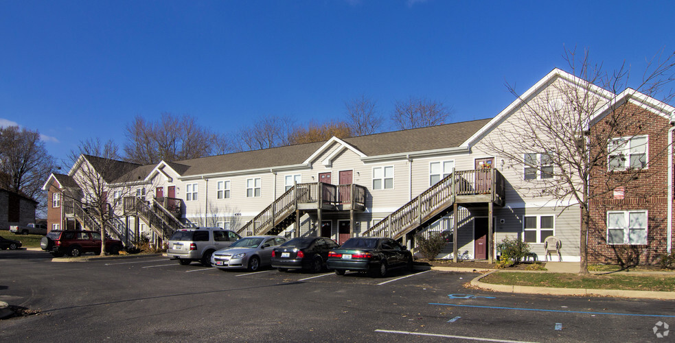 Building Photo - The Woods of Glen Hill Manor