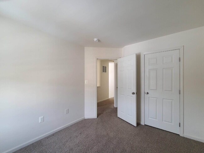 Building Photo - 3-Level TH, 3 BR, 2.5 BA, Garage