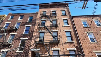 Building Photo - Renovated 2-Bed in OTR | In-Unit Laundry, Stainless Appliances, Central Air — Water & Trash Included