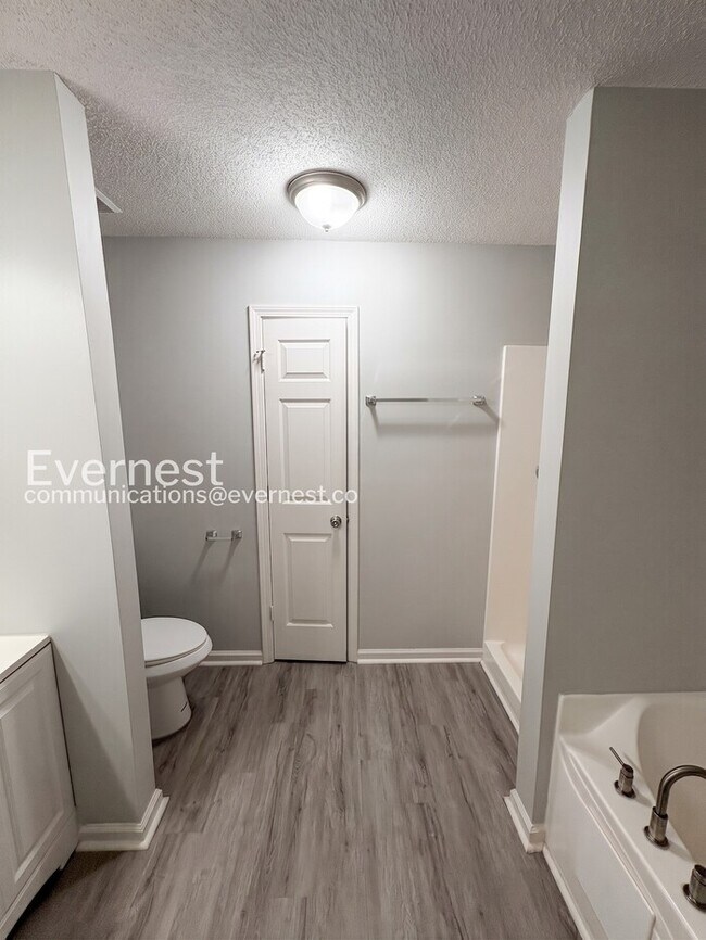 Building Photo - 3 Bed, 2 Bath Home with Garage / Pet-Friendly / Available Now!