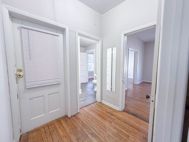 Building Photo - Short