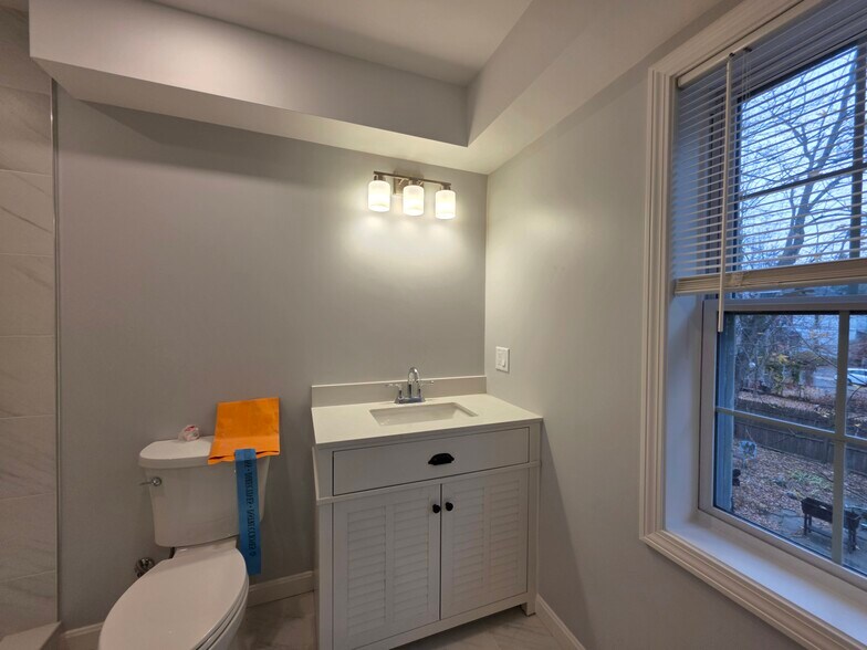 Building Photo - 34 Raymond St