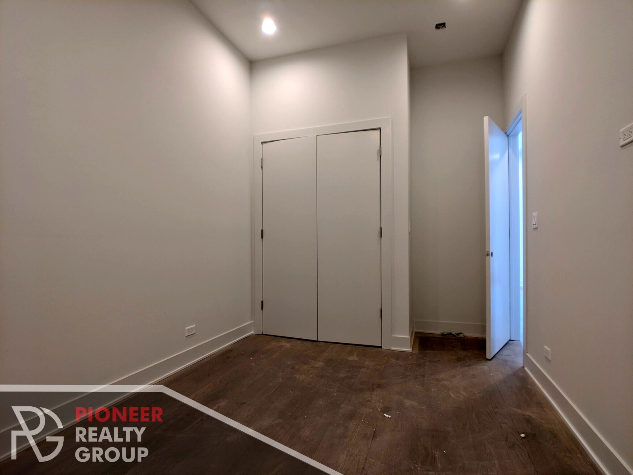 Building Photo - 2121 W Belmont Ave