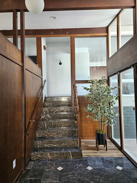 Entry foyer - 3657 Broadmoor Blvd