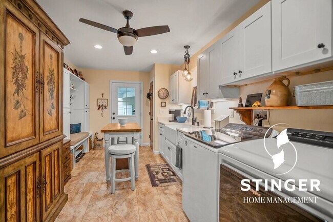 Building Photo - 1808 Lenora Dr