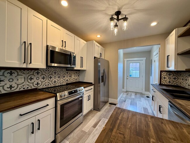 Building Photo - Charming 4-Bedroom Home with Modern Updates, Large Yard & Garage – Pet Friendly!