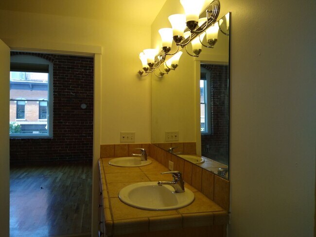 Building Photo - Loft Living At It's Finest In LODO!