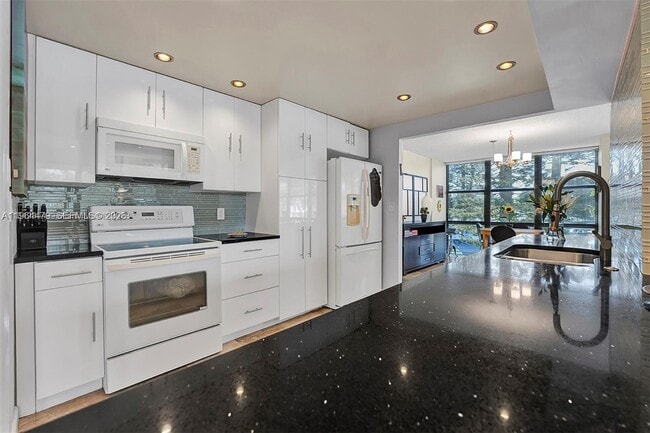 Building Photo - 1000 Parkview Dr