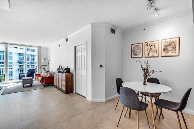 Building Photo - 2000 N Bayshore Dr