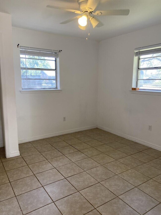 Building Photo - Available NOW! *PET FRIENDLY*