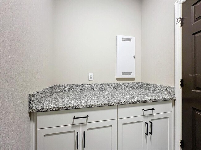 Building Photo - 5559 Trevesta Pl