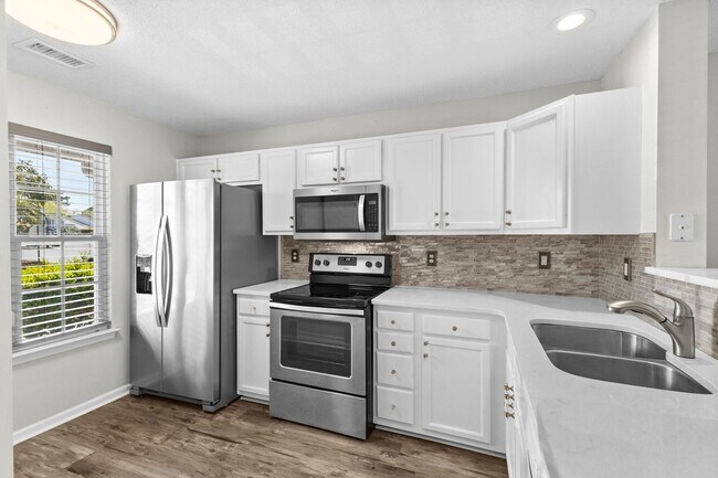 Building Photo - Charming Townhome with Water Views near The Market Common!