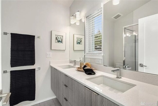 Building Photo - Spacious 4-Bed, 2.5-Bath Townhome with Mod...