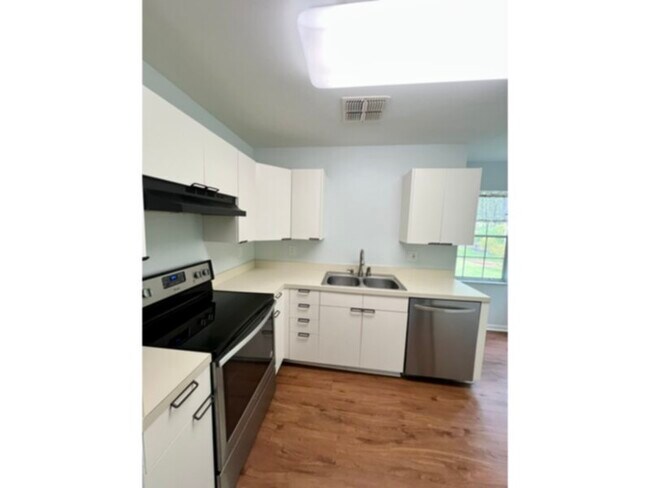 Building Photo - Beautiful 3 Bedroom, 2 Bath Home in Sanfor...