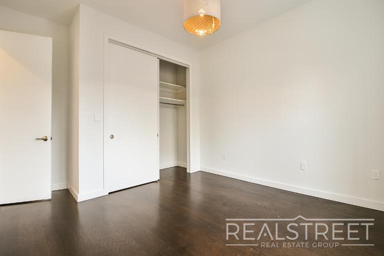 Building Photo - Stunning Modern Large 2 Bedroom