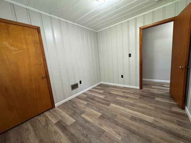 Building Photo - JEROME’S  3 Bed/1.5 Bath JEWEL IS READY FO...