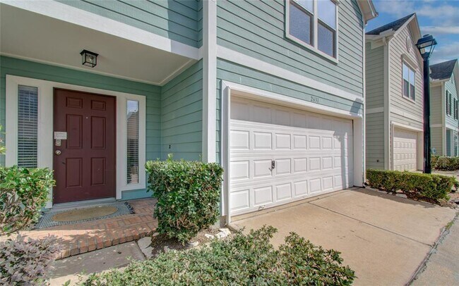 Building Photo - 2631 Woodridge Manor Dr