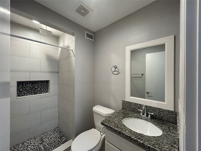 Building Photo - 2810 Beauchamp St