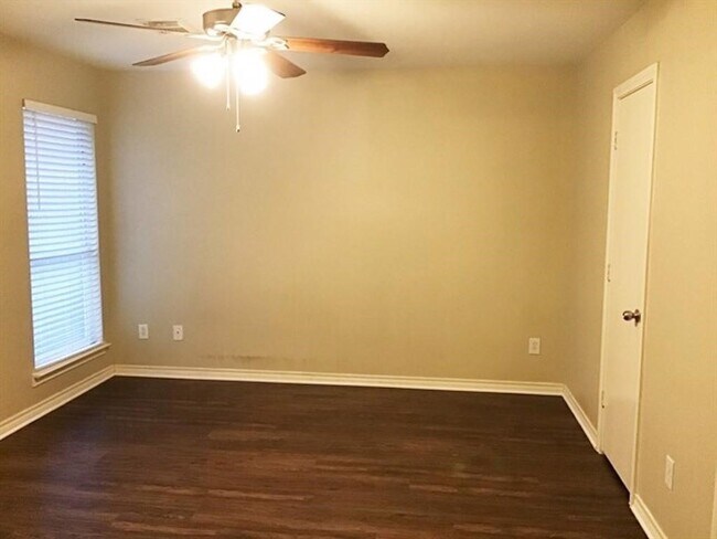 Building Photo - 2218 Shady Pine Dr