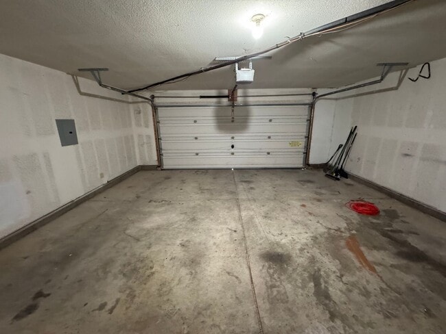 Building Photo - Quail Springs 2 Story!