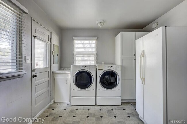 Building Photo - 10631 Saratoga St