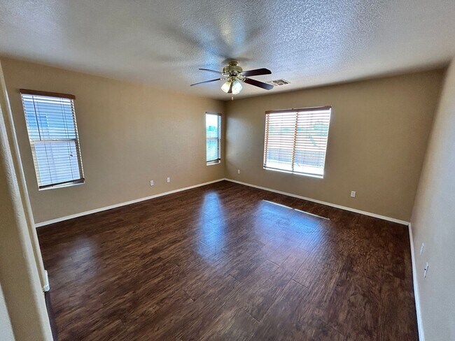 Building Photo - ? Large 4Bdm 3Ba Avondale Home *NO* Carpet ?