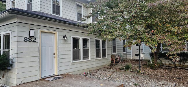 Building Photo - 882 Locust Dr