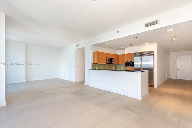 Building Photo - 1060 Brickell Ave
