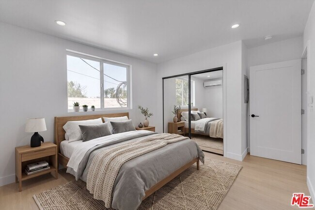 Building Photo - 6913 Encino Ave