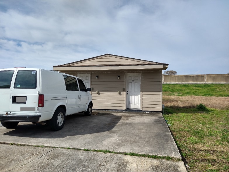 Building Photo - 6250 Bellaire Dr