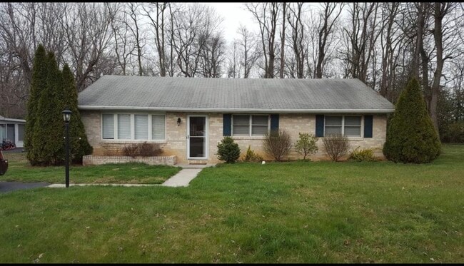 Building Photo - 5 Midland Dr