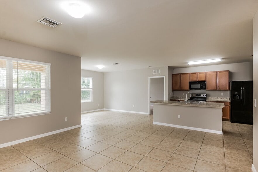 Building Photo - 2002 SE 12th St