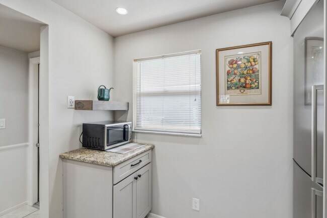 Building Photo - 2 Bed 2 Bath waterfront Condo